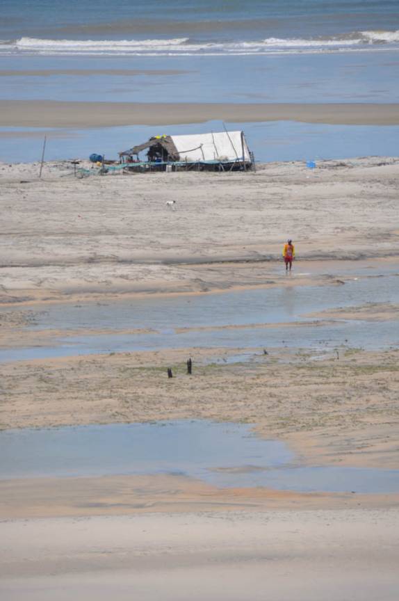 Abrigo de pescadores na praia do Farol, nas Reentrâncias Maranhenses - MA